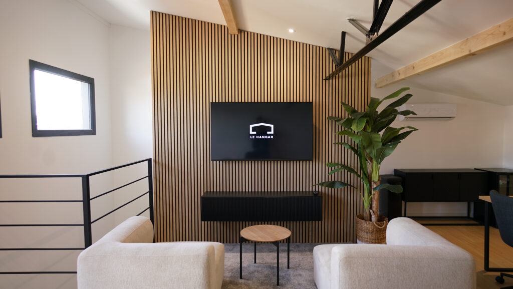 Smart TV salle de réunion équipée pour présentation